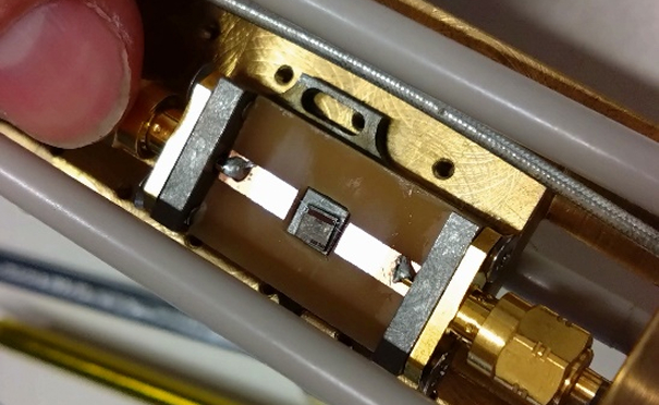 Supraleitender Mikroresonator auf Diamant