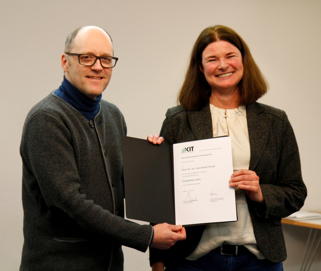 Fakultätslehrpreis MACH Urkundenuebergabe an Astrid Pundt