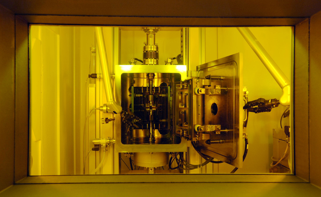 Vacuum oven of a universal testing machine inside a Hot Cell