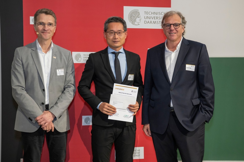 Xufei Fang receives Athene Award for Good Teaching